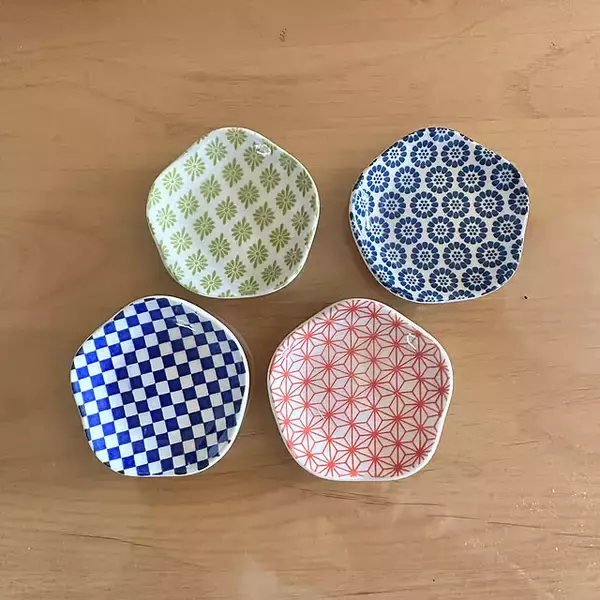 「今日はどれにしようかな♪食卓がパッと華やぐセリアの豆皿」の画像