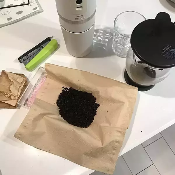 「そのコーヒーかす、捨てないで！暮らしに役立つ再利用方法6選」の画像