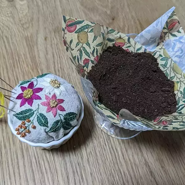 「そのコーヒーかす、捨てないで！暮らしに役立つ再利用方法6選」の画像