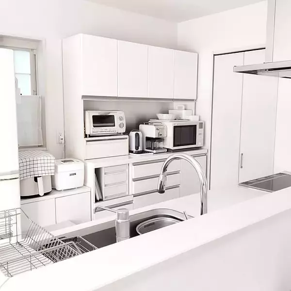 「余白のあるキッチンで心も軽やかに。物を置かずすっきり暮らすコツ」の画像