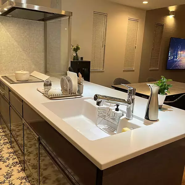 「余白のあるキッチンで心も軽やかに。物を置かずすっきり暮らすコツ」の画像