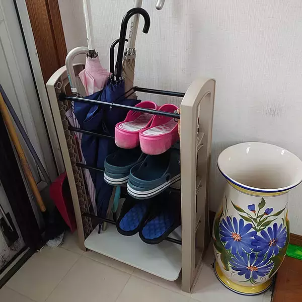 「3つの場所別にご紹介します！使いやすくて便利なサンダル収納実例10選」の画像