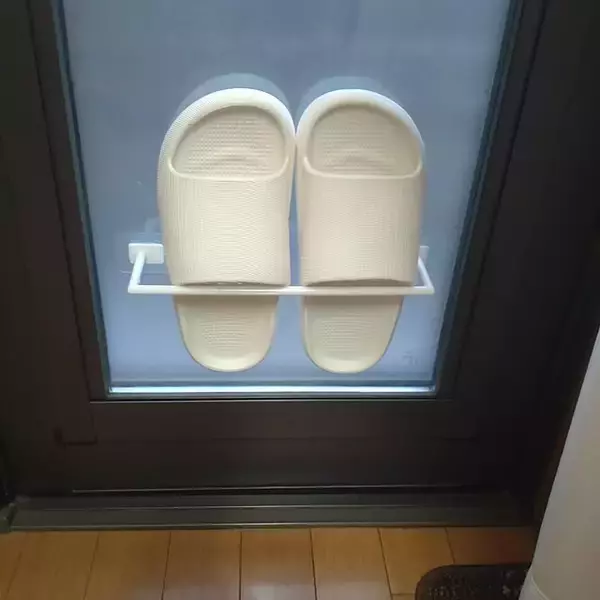 「3つの場所別にご紹介します！使いやすくて便利なサンダル収納実例10選」の画像