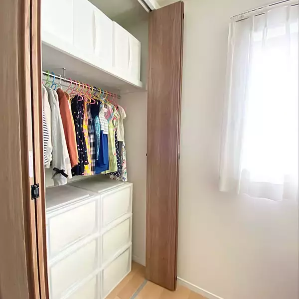 「ごちゃつきを防いでインテリア性もアップ！衣装ケースの目隠しアイデア」の画像