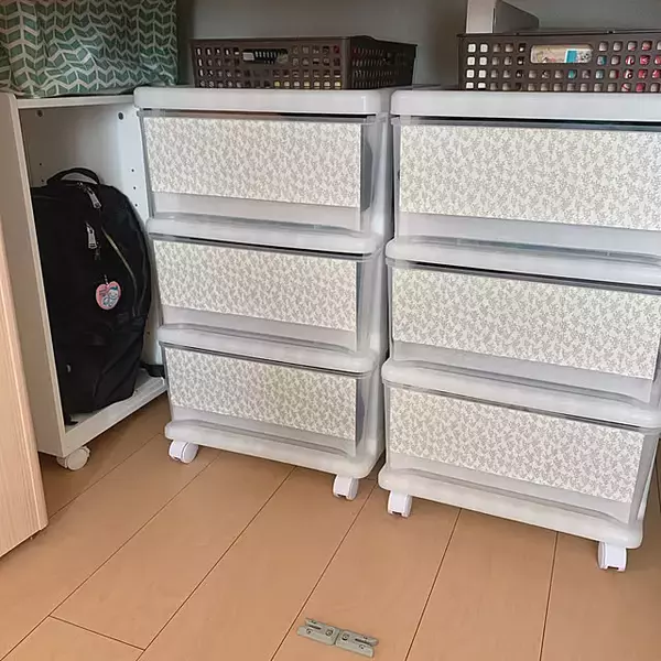 「ごちゃつきを防いでインテリア性もアップ！衣装ケースの目隠しアイデア」の画像