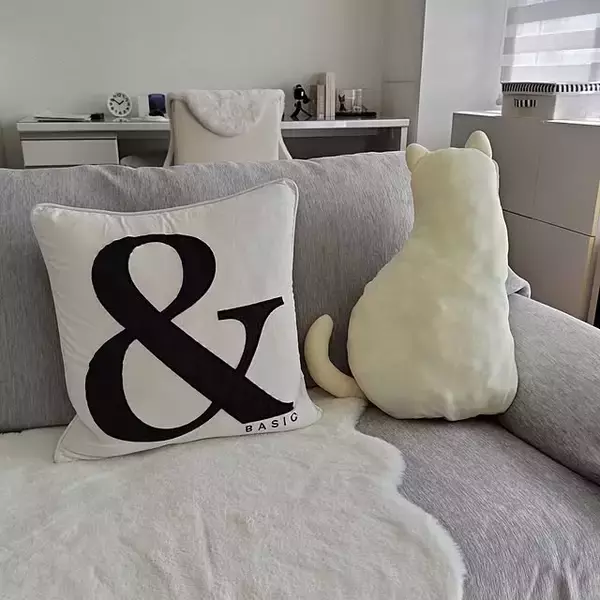 「人もペットもくつろげる♡ニトリのモチモチクッションでみんなリラックス」の画像