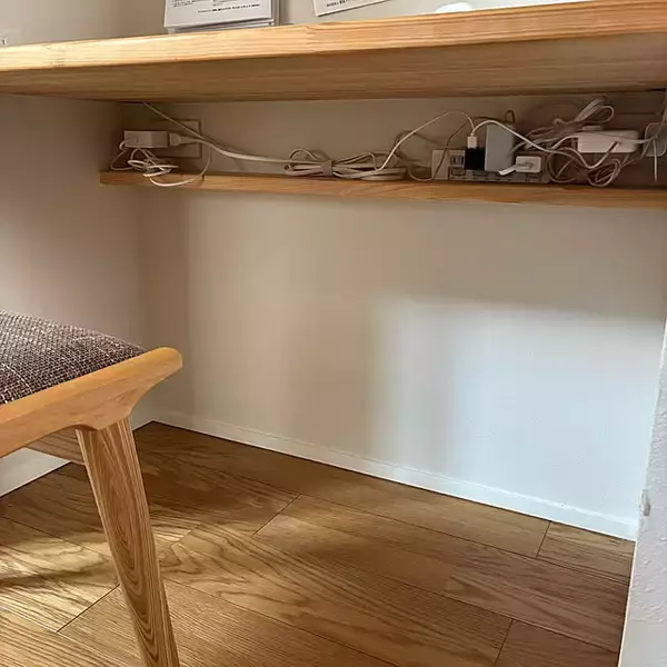 「上手に隠してお部屋もすっきり♪暮らしが整うケーブル収納のアイデア10選」の画像