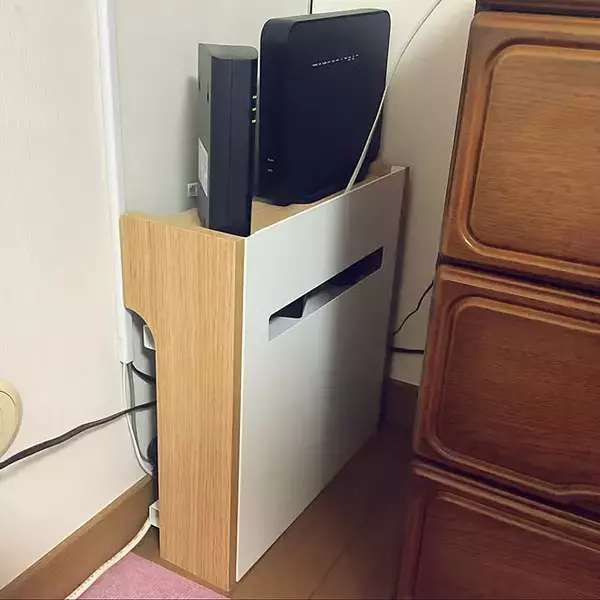 「上手に隠してお部屋もすっきり♪暮らしが整うケーブル収納のアイデア10選」の画像