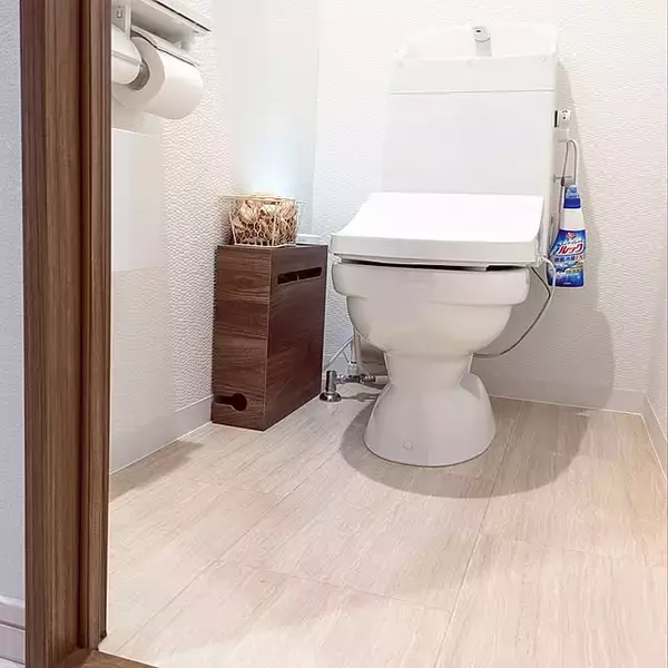 「上手に隠してお部屋もすっきり♪暮らしが整うケーブル収納のアイデア10選」の画像