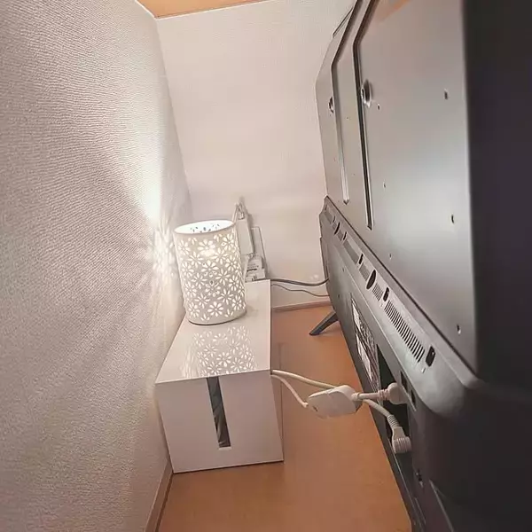 「上手に隠してお部屋もすっきり♪暮らしが整うケーブル収納のアイデア10選」の画像