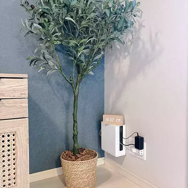 「上手に隠してお部屋もすっきり♪暮らしが整うケーブル収納のアイデア10選」の画像