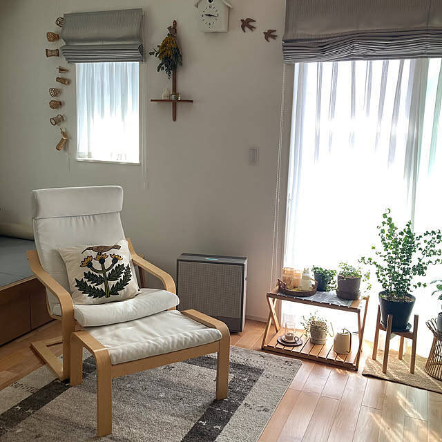 「ポエング」で叶える癒やしの時間。IKEAのアームチェアで作るリラックス空間