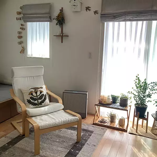 「「ポエング」で叶える癒やしの時間。IKEAのアームチェアで作るリラックス空間」の画像