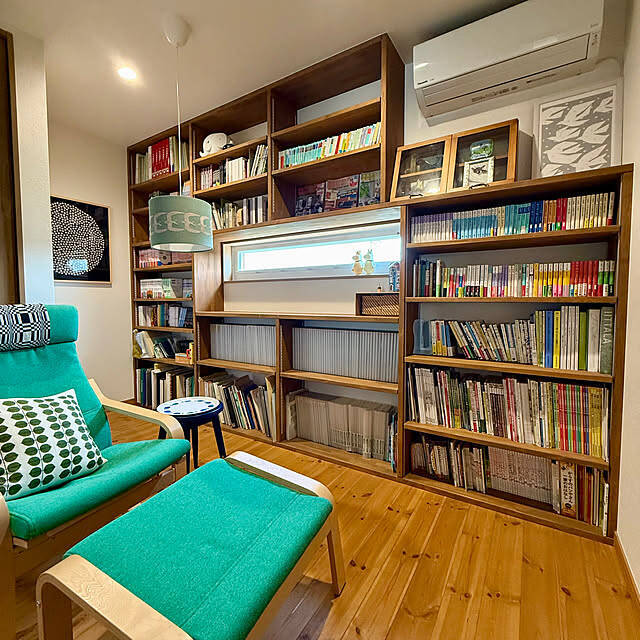 「ポエング」で叶える癒やしの時間。IKEAのアームチェアで作るリラックス空間