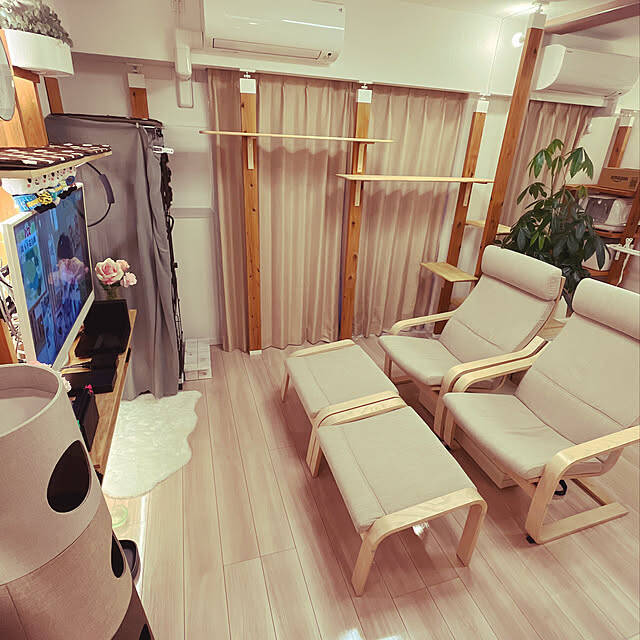 「ポエング」で叶える癒やしの時間。IKEAのアームチェアで作るリラックス空間