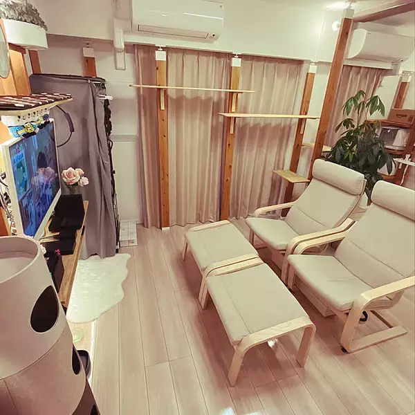 「「ポエング」で叶える癒やしの時間。IKEAのアームチェアで作るリラックス空間」の画像