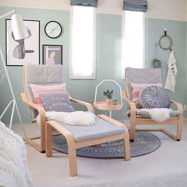 「ポエング」で叶える癒やしの時間。IKEAのアームチェアで作るリラックス空間