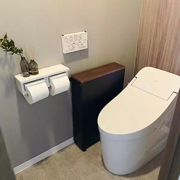 「スリムラックと壁収納で生活感をかくして清潔見え！トイレがすっきり整う収納ラック6選」の画像