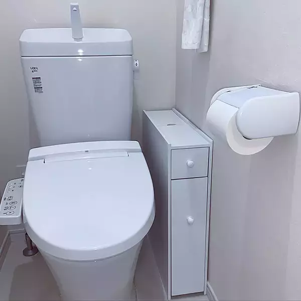 「スリムラックと壁収納で生活感をかくして清潔見え！トイレがすっきり整う収納ラック6選」の画像