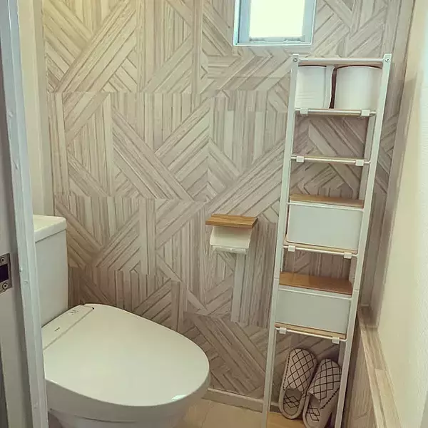 「スリムラックと壁収納で生活感をかくして清潔見え！トイレがすっきり整う収納ラック6選」の画像