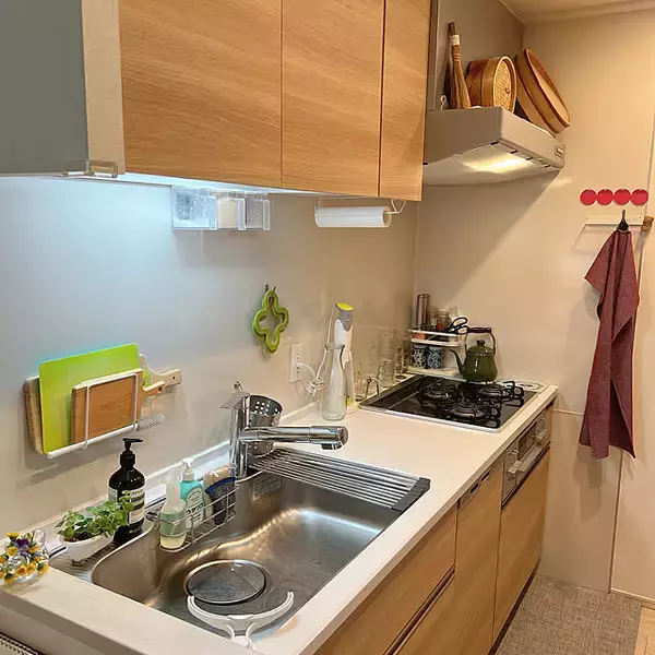 「洗い物や調理がスムーズに♪シンク周りをすっきり整えて使いやすくする工夫10選」の画像