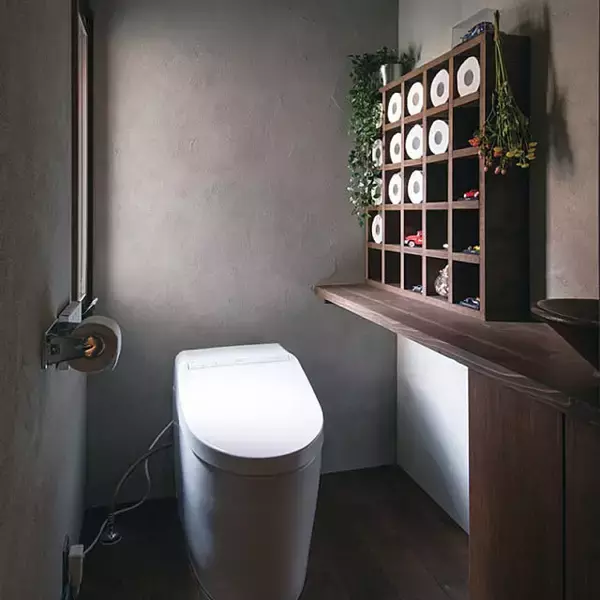 「清潔さと見た目の美しさを両立させる。ストック用トイレットペーパーの収納方法」の画像