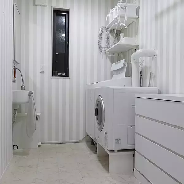 「空間を明るく開放的に見せてくれる！心地よいホワイトインテリアの実例をご紹介」の画像