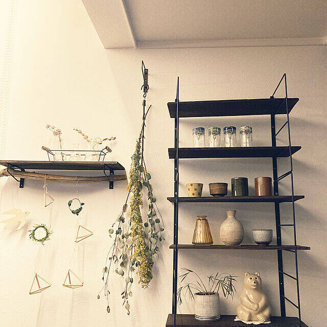 ダイソーアイテムが大活躍！自分好みの棚づくりで、お部屋がセンスアップ♡