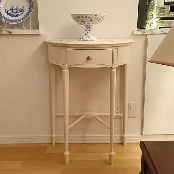 「ディスプレイ棚にもなる♪リビングに置きたいコンソールテーブル」の画像