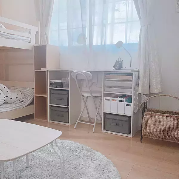 「DIY初心者さんにもおすすめ！カラーボックスで作れるお手軽デスク」の画像