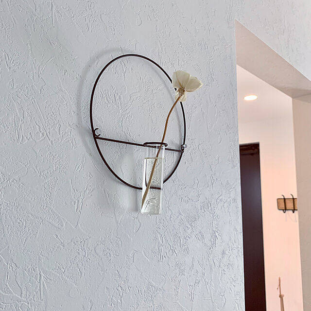 お花を飾って日々を華やかに。ダイソーのフラワーベースがある暮らし