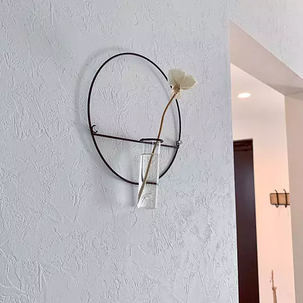 「お花を飾って日々を華やかに。ダイソーのフラワーベースがある暮らし」の画像