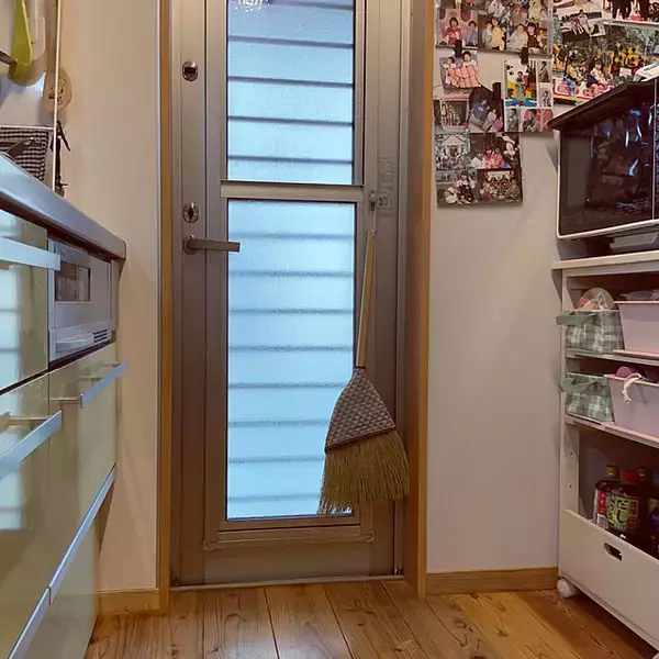 「毎日を気持ちよく過ごせる場所に♪キッチンの床をキレイに保つアイデア」の画像