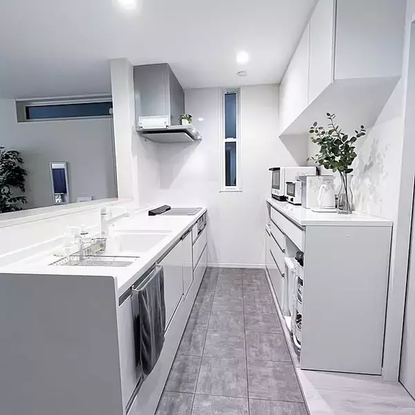 「毎日を気持ちよく過ごせる場所に♪キッチンの床をキレイに保つアイデア」の画像