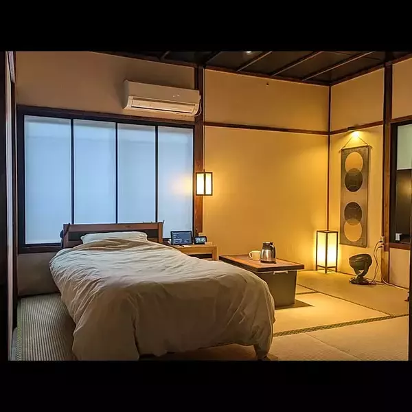 「意外なほど馴染む。和室にベッドやソファを置いたコーディネート10選」の画像