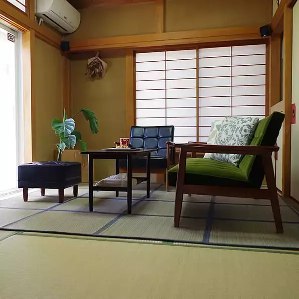 「意外なほど馴染む。和室にベッドやソファを置いたコーディネート10選」の画像