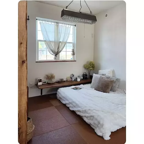 「意外なほど馴染む。和室にベッドやソファを置いたコーディネート10選」の画像