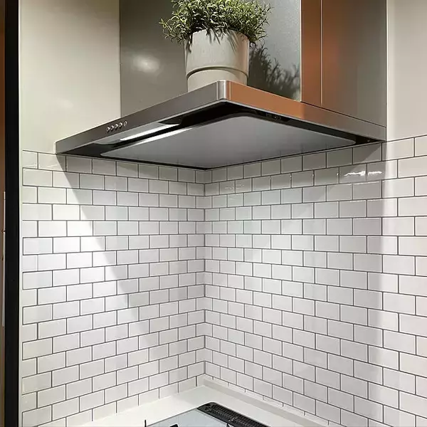 「海外風のモダンな雰囲気がたまらない。サブウェイタイルをDIYで」の画像