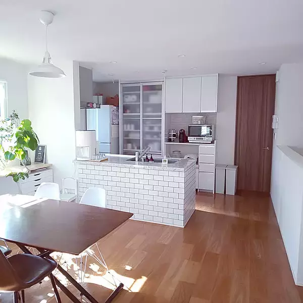 「海外風のモダンな雰囲気がたまらない。サブウェイタイルをDIYで」の画像