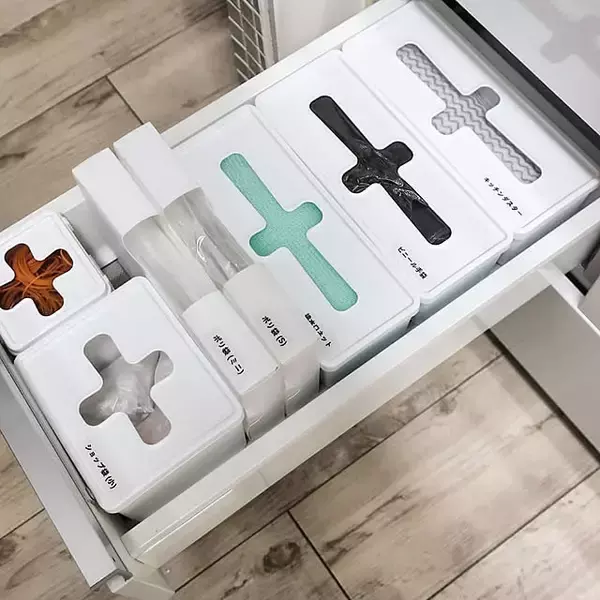 「フタを開けずに片手で取り出せる！セリアのプルアウトボックスを使った収納アイデア」の画像