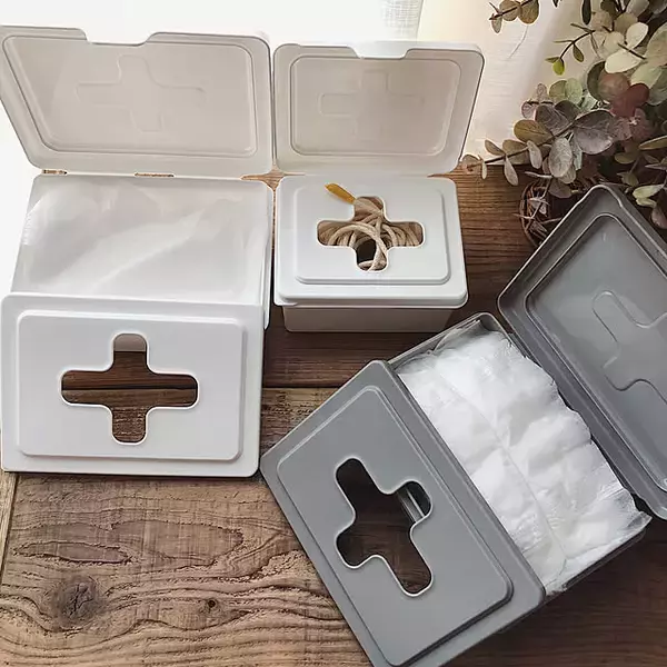 「フタを開けずに片手で取り出せる！セリアのプルアウトボックスを使った収納アイデア」の画像