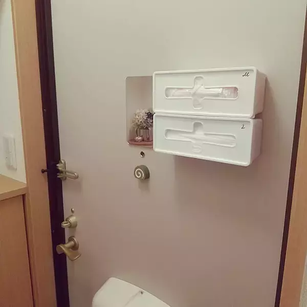 「フタを開けずに片手で取り出せる！セリアのプルアウトボックスを使った収納アイデア」の画像