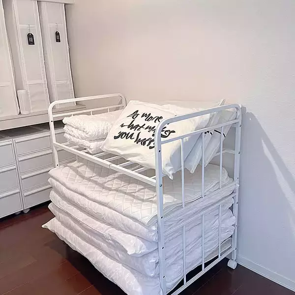 「「入れるだけ」の布団収納から卒業！使いやすく整えて入れ替えもスムーズになる収納アイデア」の画像