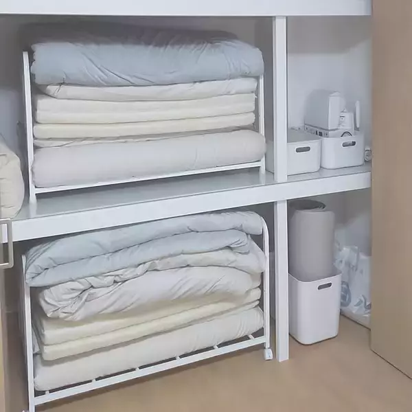 「「入れるだけ」の布団収納から卒業！使いやすく整えて入れ替えもスムーズになる収納アイデア」の画像