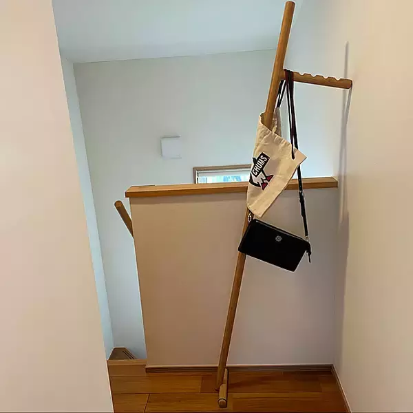 「限られたスペースを有効活用！スリムで収納力のあるコートハンガーの実例6選」の画像