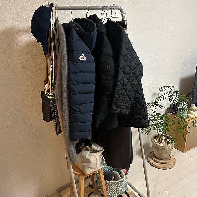 限られたスペースを有効活用！スリムで収納力のあるコートハンガーの実例6選