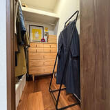 「限られたスペースを有効活用！スリムで収納力のあるコートハンガーの実例6選」の画像7