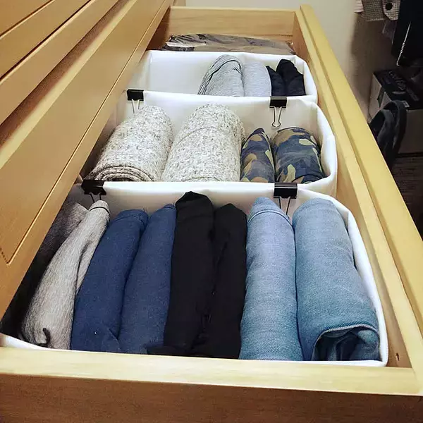 「空間を小さく区切ってすっきり美しい収納を実現。セリアの収納仕切りケース」の画像