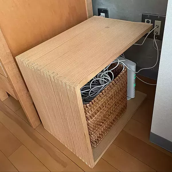 「すっきり快適な空間に。無印良品のアイテムで作るケーブル収納スペース」の画像