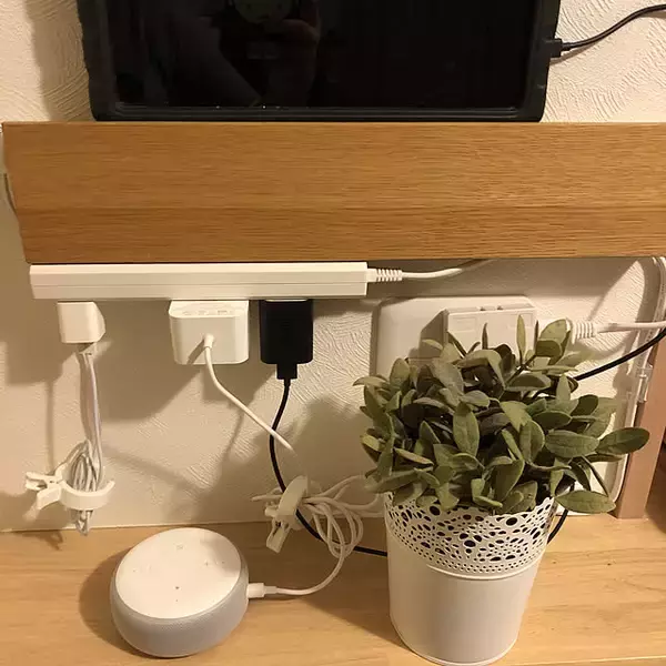 「すっきり快適な空間に。無印良品のアイテムで作るケーブル収納スペース」の画像